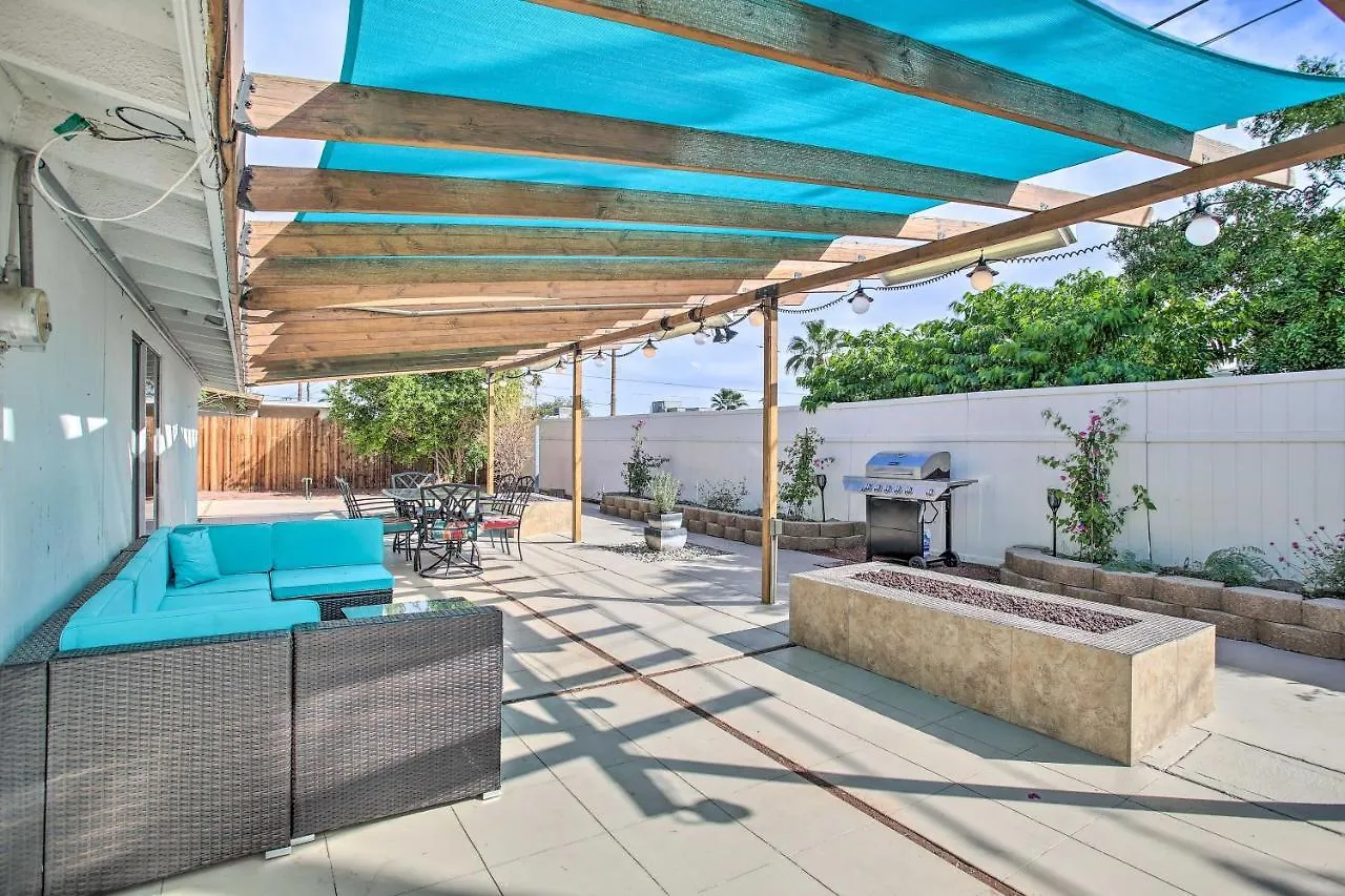 Chic Palm Springs Home With Patio, Grill And Yard